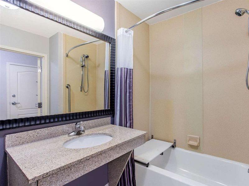 La Quinta Inn & Suites Fultondale Extérieur photo
