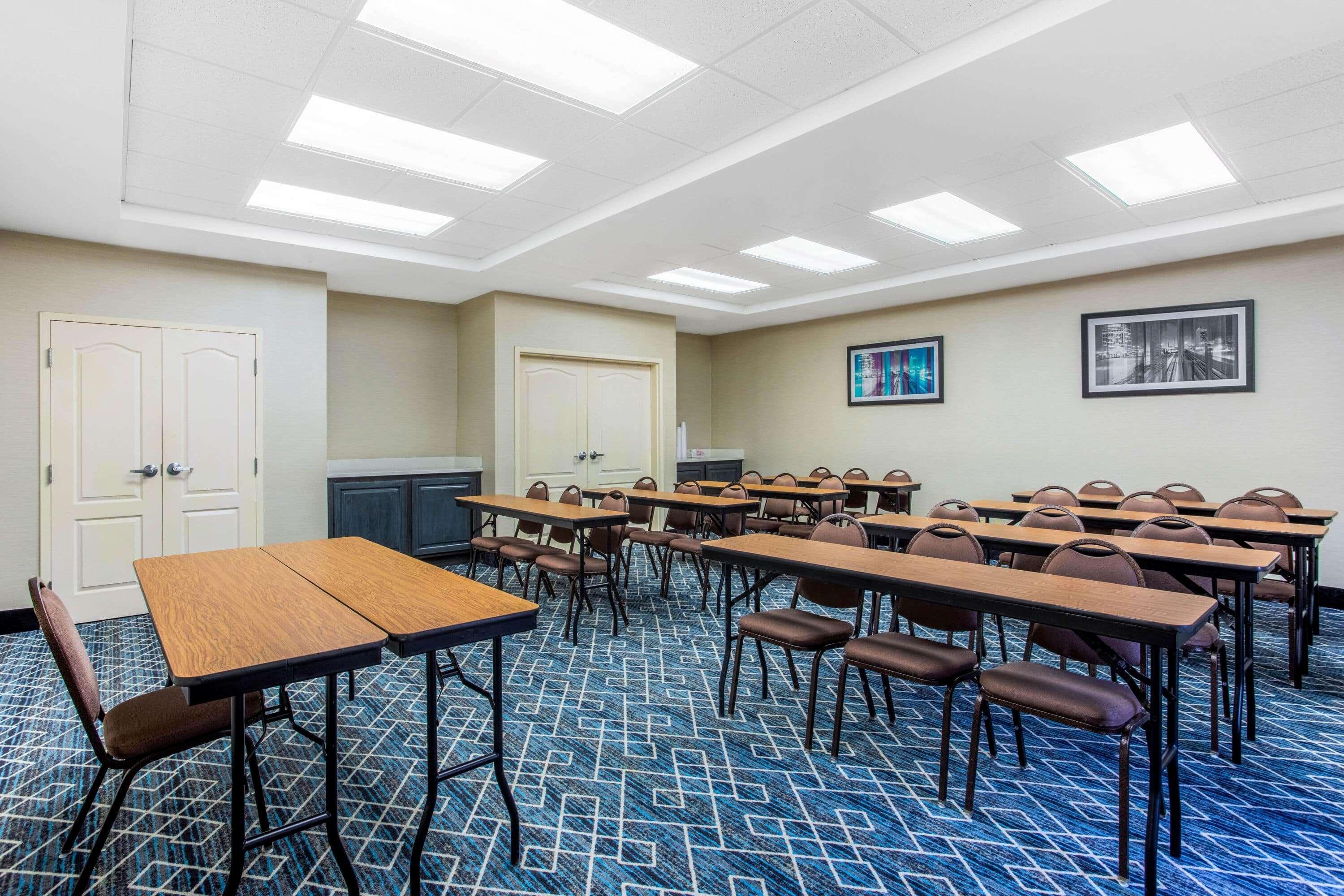 La Quinta Inn & Suites Fultondale Extérieur photo