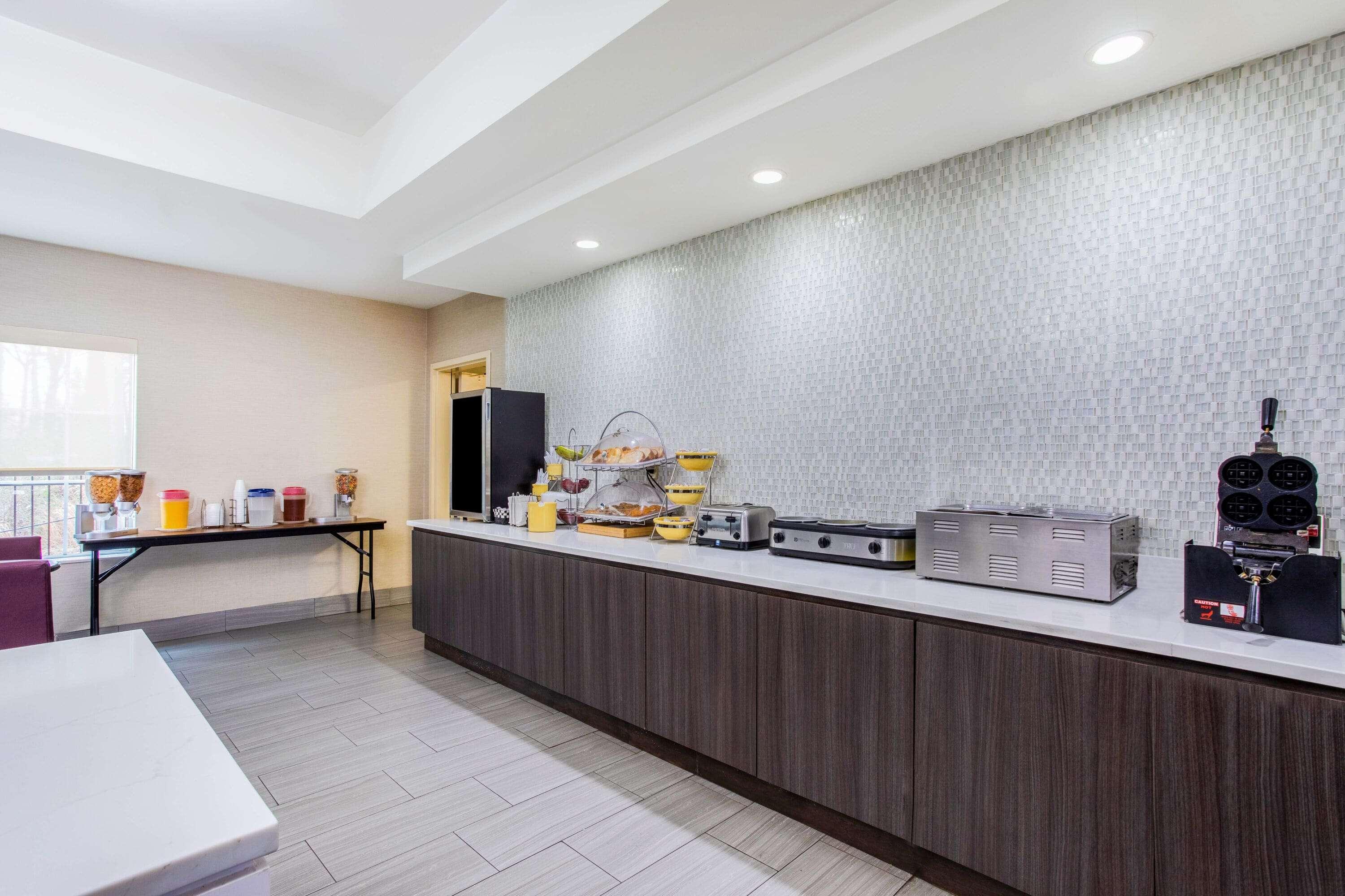 La Quinta Inn & Suites Fultondale Extérieur photo